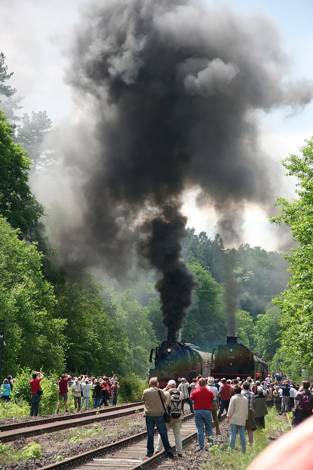 Dampflokomotiven 50 3552 und 41 360 vor Besuchern bei der Wiedereröffnung 2009