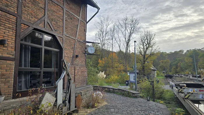 Eingang und Weg entlang des Gebäudes am Bahnhof Grenzau