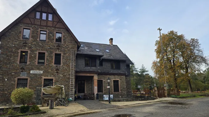 Der erhaltene Bahnhof in Oliver Derings Aufnahme von 2026