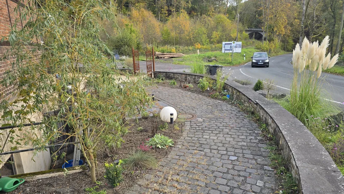 Geschwungener Weg im Außenbereich am Bahnhof Grenzau