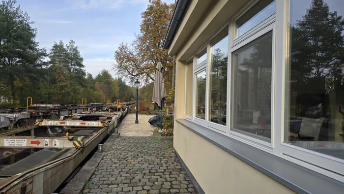 Fensterfront und Blick entlang der Gleisanlagen am Bahnhof Grenzau